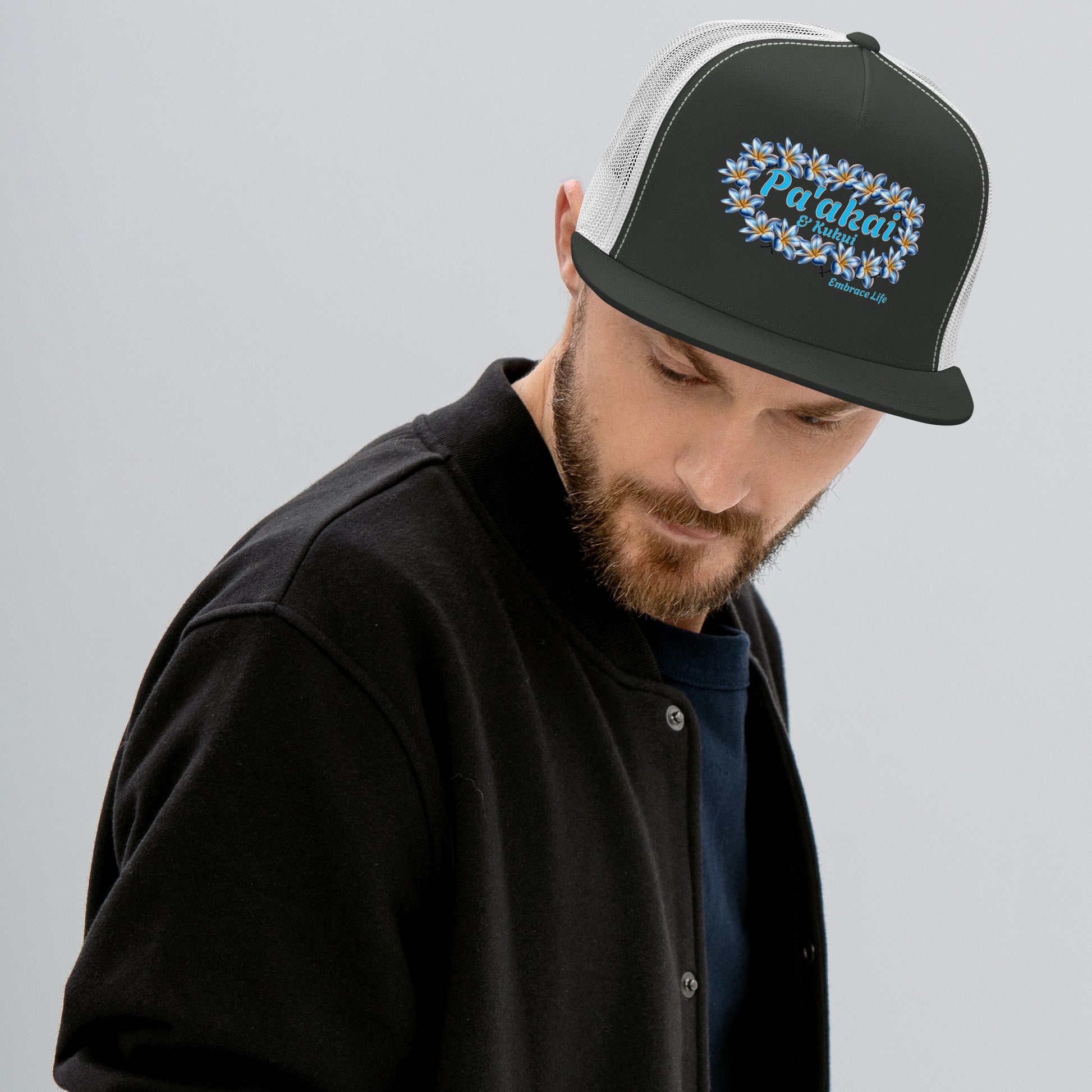 Pua mēlia Trucker Cap Trucker Hat Pa'akai & Kukui