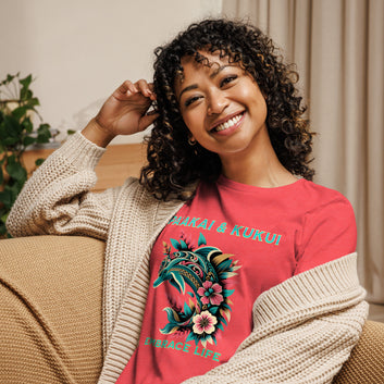 Tribal Naiʻa Women's Hawaiian Relaxed T-Shirt — Polynesian Dolphin Streetwear T-shirt Pa'akai & Kukui Heather Red